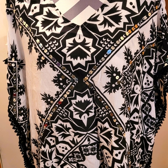 NWOT Chico's top.  SZ S/M but will fit a large easy. - Picture 4 of 13